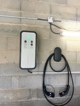 Borne de recharge IP55 1x7kW avec support - HAGER - Energies Terre Soleil